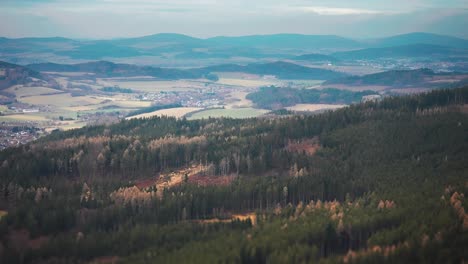 Waldbedeckte-Hügel-Und-Felder-Im-Südlichen-Böhmen-In-Luftaufnahmen