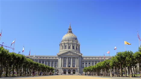 Fahnen-Wehen-Am-Civic-Center-Plaza-Im-Rathaus-Von-San-Francisco,-Kalifornien,-Luftaufnahme-Von-Oben