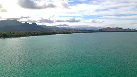 Paisaje-Tranquilo-Del-Océano-Turquesa-En-La-Isla-De-Oahu,-Hawaii---Disparo-Aéreo-De-Drones