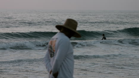 Surfers-on-an-autumn-evening-at-a-beach-in-Encinitas,-California