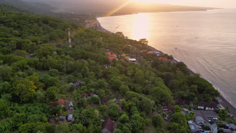 El-Sol-Sale-Sobre-La-Playa-De-Amed-En-Bali,-Indonesia.-Drone-Lento-Ascenso-Vertical.