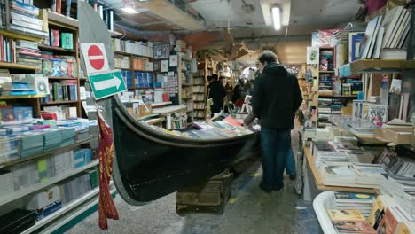 Gondola-Bookshelf-in-Libreria-Acqua-Alta,-Venice