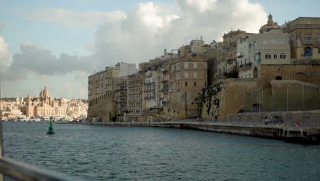 Malta,-Wunderschöne-Und-Schöne-Aufnahmen-Mit-Meerblick-Von-Den-Antiken-Ruinen-Und-Gebäuden-Von-Valletta