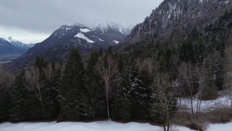 4K-Luftaufnahme-Einer-Wunderschönen-Winterlichen-Berglandschaft