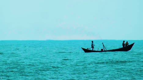 Fischer-Im-Meer-Mit-Einem-Traditionellen-Motorbetriebenen-Trawlerboot,-Das-über-Den-Ruhigen-Horizont-Des-Indischen-Ozeans-Kreuzt