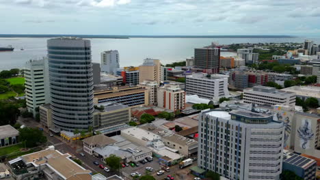 Lapso-De-Tiempo-De-Drones-Aéreos-Del-Distrito-Central-De-Negocios-De-La-Ciudad-De-Darwin-Con-Tráfico-Conduciendo-Mientras-Las-Sombras-De-Las-Nubes-Pasan-Sobre-Los-Edificios