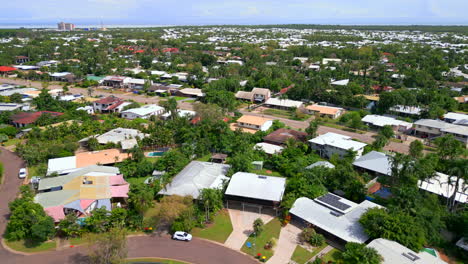 Drone-Aéreo-De-Un-Suburbio-Residencial-Terrestre-De-Leanyer-Darwin-Territorio-Del-Norte-De-Australia,-órbita-Panorámica-Establecida