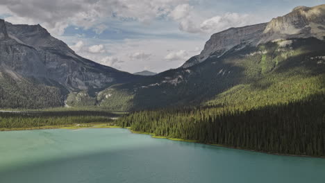 Emerald-Lake,-BC,-Kanada,-Luftaufnahme-V1,-Drohnenüberflug-über-Den-See,-Erfassung-Des-Nadelwaldtals,-Spektakulärer-Ausblicke-Auf-Die-Bergkette-Und-Den-Gipfel-Im-Yoho-Nationalpark-–-Aufgenommen-Mit-Mavic-3-Pro-Cine-–-Juli-2023