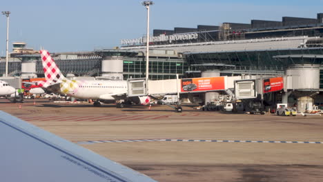 Terminal-Des-Flughafens-Marseille-Providence,-Rollfeld-Aus-Dem-Fenster-Des-Flugzeugs-Am-Gate