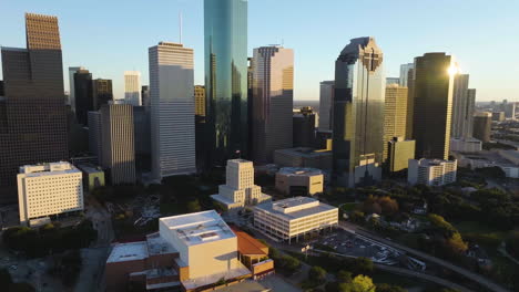 Luftaufnahme-Des-Rathauses-Und-Der-Westseite-Der-Skyline,-Sonnenuntergang-In-Houston