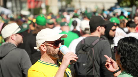 Fan-De-Oakland-A-Bebiendo-Cerveza-En-El-Festival-De-Fans-Local