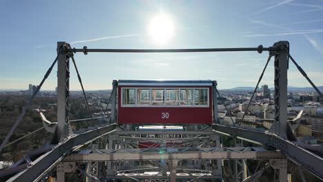 Disparo-De-Muñeca-Moviéndose-A-Través-De-La-Ventana-De-Una-Cabaña-Encima-De-La-Rueda-Gigante-En-El-Parque-De-Atracciones-Prater-De-Viena,-Austria---Diciembre-De-2023