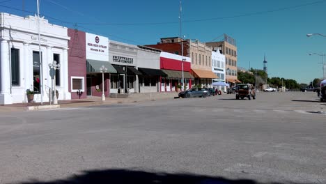 Downtown-Sweetwater,-Texas-and-a-jeep-driving-with-stable-video-on-a-tripod