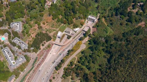 Vista-Aérea-De-Casas-En-La-Ladera-Sobre-El-Túnel-Caldecott,-Oakland