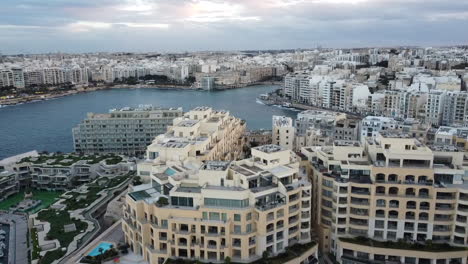 Imágenes-Aéreas-De-Drones-De-Malta,-Edificios-Y-El-Mar-En-La-Valeta.