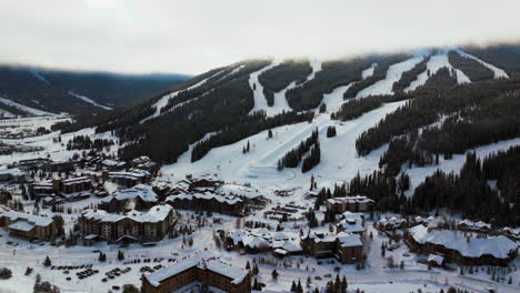 Cobre-Montaña-Colorado-Estación-De-Esquí-Brumoso-Capa-De-Nubes-Invierno-Nevado-Temprano-En-La-Mañana-Amanecer-Aéreo-Dron-I70-águila-Volante-Levantar-Centro-Pueblo-Medio-Tubo-Ikon-Pasar-Tabla-De-Snowboard-Hacia-Atrás-Lentamente-Panorámica-Hacia-Atrás