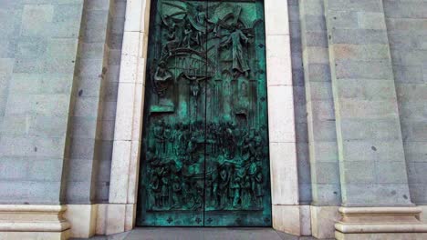 Enorme-Puerta-De-Bronce-Metálico-De-La-Iglesia-De-La-Catedral-De-La-Almudena-En-Madrid