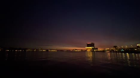 Vista-Del-Paisaje-Urbano-De-Amsterdam,-Países-Bajos,-Por-La-Noche,-En-La-Orilla-Del-Río-Ij