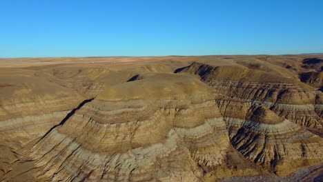 spectacular-views-of-multicolored-sand-formations-in-Alberta,-Canada