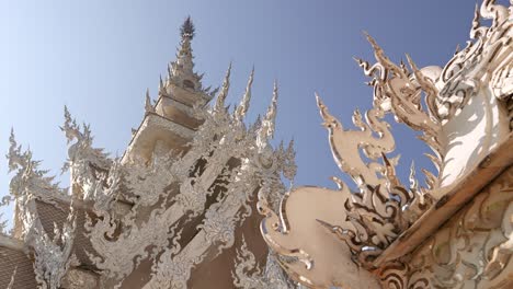 Famous-white-temple-in-Chiang-Rai,-north-of-Chiang-Mai,-Thailand