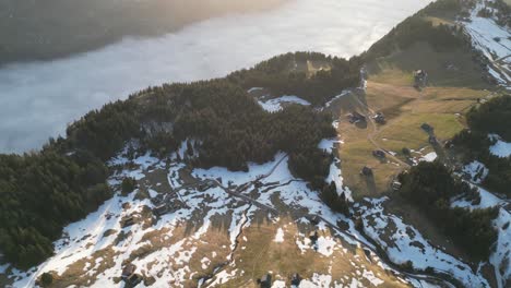 Amden-Weesen-Suiza-Vista-Aérea-De-La-Ciudad-Que-Vive-Por-Encima-De-Las-Nubes-Al-Atardecer