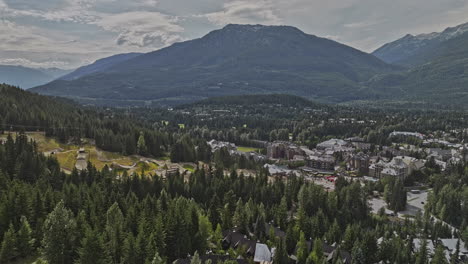 Whistler-Bc-Canada-Drone-V1-Aéreo-Sobrevolando-El-Parque-Blackcomb-Hacia-El-Centro-De-La-Ciudad-Capturando-El-Pintoresco-Pueblo-Turístico-Ubicado-En-Medio-De-Las-Montañas-Boscosas---Filmado-Con-Mavic-3-Pro-Cine---Julio-De-2023