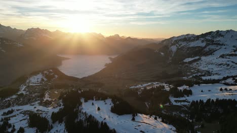 Amden-Weesen-Suiza-El-Sol-Se-Pone-En-Este-Famoso-Valle-De-Los-Alpes
