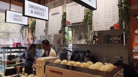 Baristas-Trabajando-Dentro-De-KC-Peaches-En-Nassau-Street,-Dublín