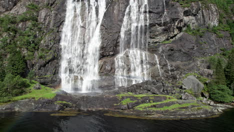Die-Kamera-Schiebt-Sich-Auf-Den-Grund-Eines-Großen-Wasserfalls,-Laukelandsfossen,-In-Norwegen