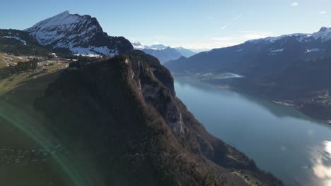 Amden-Weesen-Schweiz-Häuser-Eingebettet-In-Bergseite-Bei-Sonnenuntergang-Berühmten-See