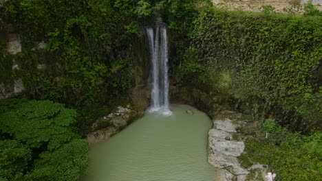 Exuberante-Camugao-Cae-En-Cascada-En-Una-Serena-Piscina-Rodeada-De-Vegetación-Tropical,-Filipinas,-Tranquila-Escena-Natural