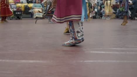 Los-Fascinantes-Ritmos-Del-Baile-Powwow-De-Los-Nativos-Americanos-En-La-Celebración-Del-Semestre-De-Primavera-De-La-Universidad-Haskell-De-Las-Naciones-Indias-En-Lawrence,-Kansas.