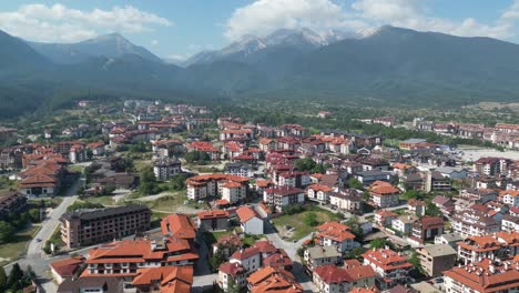 Estación-De-Esquí-De-Bansko-Y-Montañas-Pirin-En-Verano-En-Bulgaria---Antena-4k