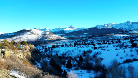 Vuelo-Sobre-Una-Valla-De-Madera-Hacia-La-Cordillera-Sawatch-En-Colorado