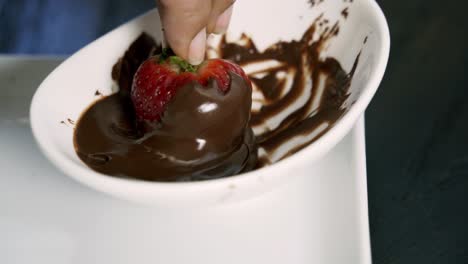 Frische,-Gesunde-Erdbeeren-Werden-In-Geschmolzene-Schokolade-Getaucht,-Veganes-Dessert-Zum-Valentinstag