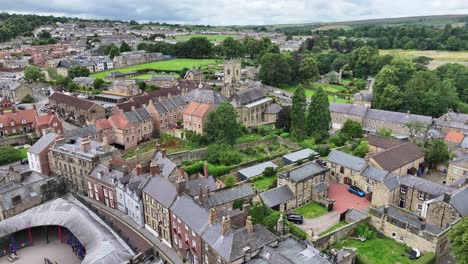 Disparo-De-Drone-De-Alnwick-Inglaterra-Reino-Unido,-Antigua-Iglesia-De-Edificios-De-La-Ciudad-Medieval,-Punto-De-Referencia-De-La-Torre-Pottergate