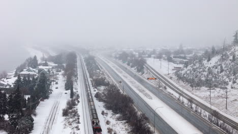 Erhöhte-Ansicht-Der-Verschneiten-Autobahn-In-Kamloops