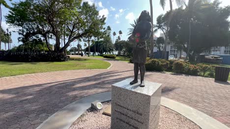 Toma-Panorámica-Alrededor-De-La-Estatua-De-Ana-Frank-En-Aruba.