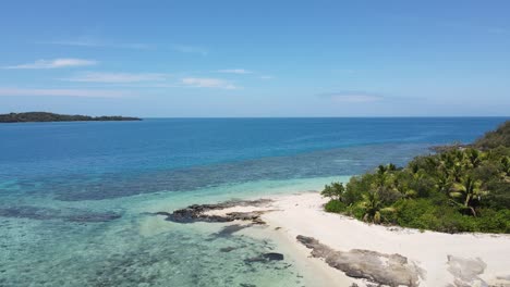 Vista-Aérea-De-Drones-Con-Vista-Panorámica-De-180-Grados-Sobre-La-Paradisíaca-Isla-Fiji