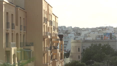 Stock-Footage-Vom-Dach-Eines-Gebäudes-In-Malta,-Wunderschöne-Landschaft