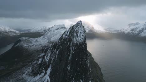 Sonnenstrahlen-Durchdringen-Die-Wolken-über-Dem-Berg-Segla,-Insel-Senja,-Norwegen,-Luftaufnahme