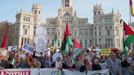 Demonstranten-Versammeln-Sich-Und-Rufen-Slogans-Während-Eines-Solidaritätsmarsches-Für-Palästina-Vor-Dem-Gebäude-Der-Bank-Von-Spanien-In-Madrid-Und-Fordern-Ein-Ende-Des-Krieges-Im-Gazastreifen