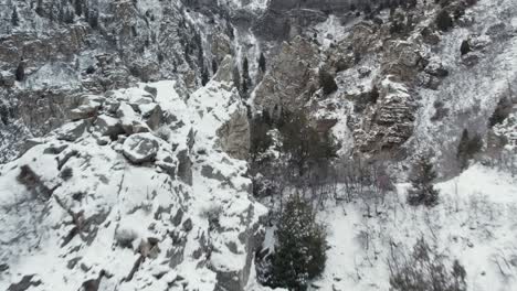 Fliegen-über-Dem-Schneebedeckten-American-Fork-Canyon-In-Den-Wasatch-Mountains-In-Utah-Im-Winter