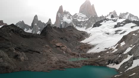 Drone-footage-in-Fitz-Roy,-the-most-iconic-mountain-in-Argentina