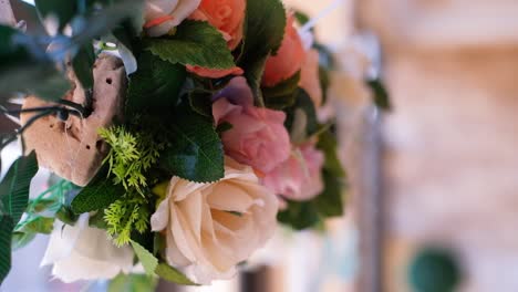 Nahaufnahme-Von-Blumen,-Die-Während-Der-Hochzeitszeremonie-An-Einem-Bogen-Hängen