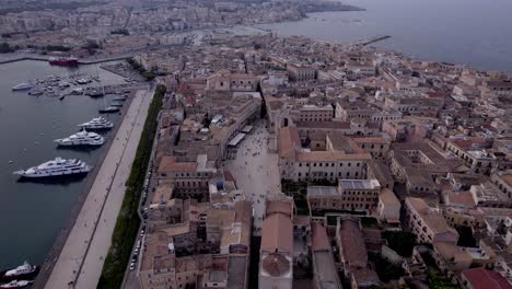 Antenne-In-Richtung-Piazza-Del-Duomo-Und-Kathedrale-Von-Syrakus,-Sizilien,-Italien