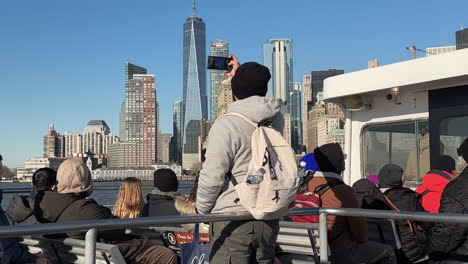 Un-Hombre-Toma-Una-Foto-Del-Centro-De-Manhattan-Desde-Un-Ferry
