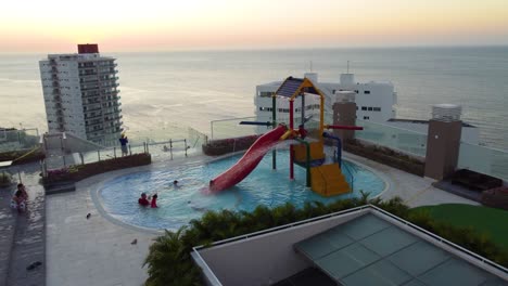 Balneario-Piscina-Exterior-Zona-De-Juegos-Hotel-Apto-Para-Niños-En-Colombia