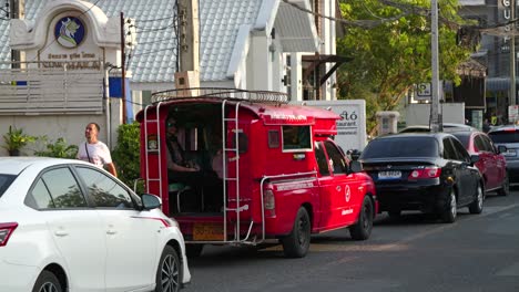 Typischer-Roter-Songthaew-Pkw,-Der-Mit-Touristen-Am-Straßenrand-Geparkt-Ist