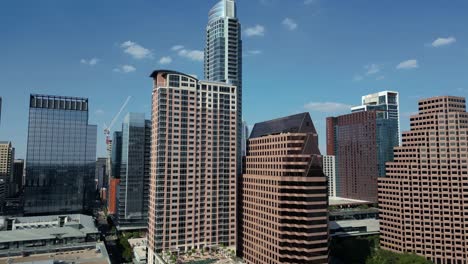 Schwenken-Direkt-über-Die-Wolkenkratzer-Des-Zentralen-Geschäftsviertels-Von-Austin,-Texas